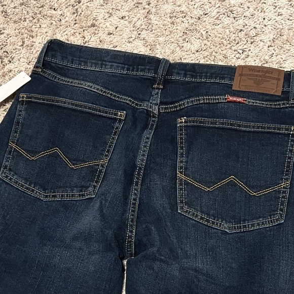 NWT Men’s Wrangler Straight Fit Dark Wash Denim Jeans 32x32 Pockets Cotton - Picture 7 of 9